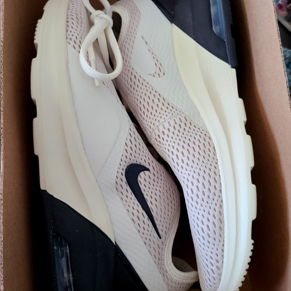 🚫SOLD🚫Nike Air Max Motion2 Women's 8.5